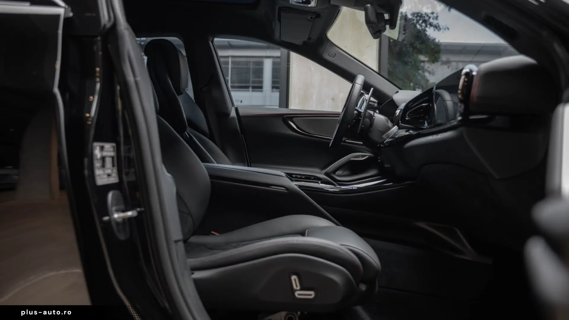 FERRARI PUROSANGUE V12 725 CP 4x4 PANO HUD LIFT FAȚĂ