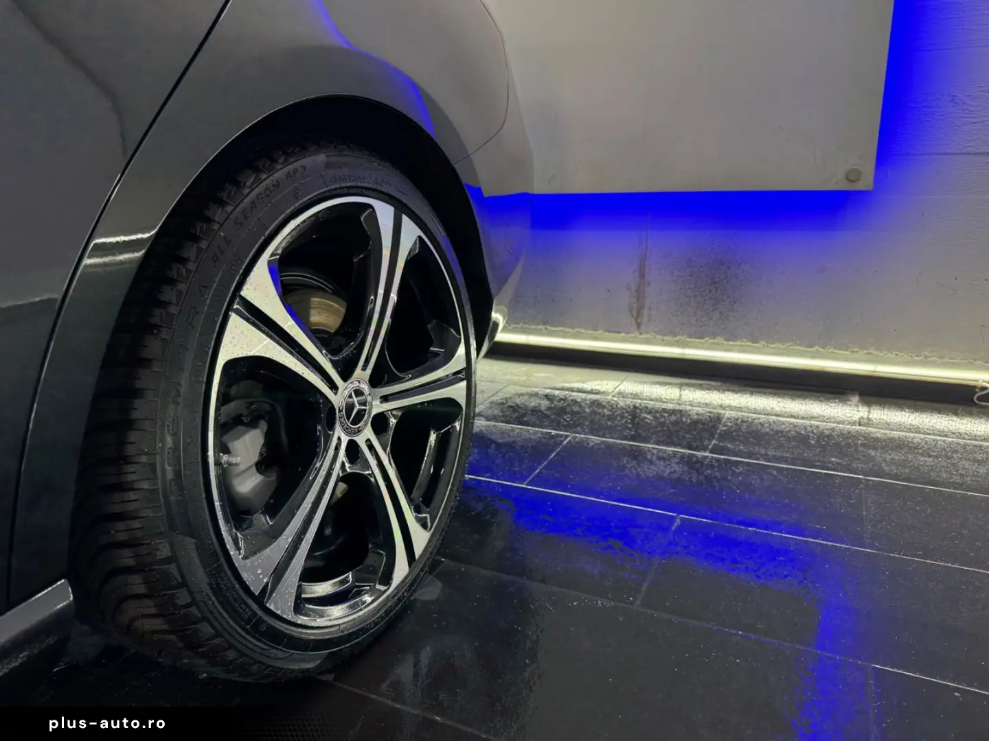 MERCEDES-BENZ C 300 4-Matic NIGHT PANO  BURMSTER LED
