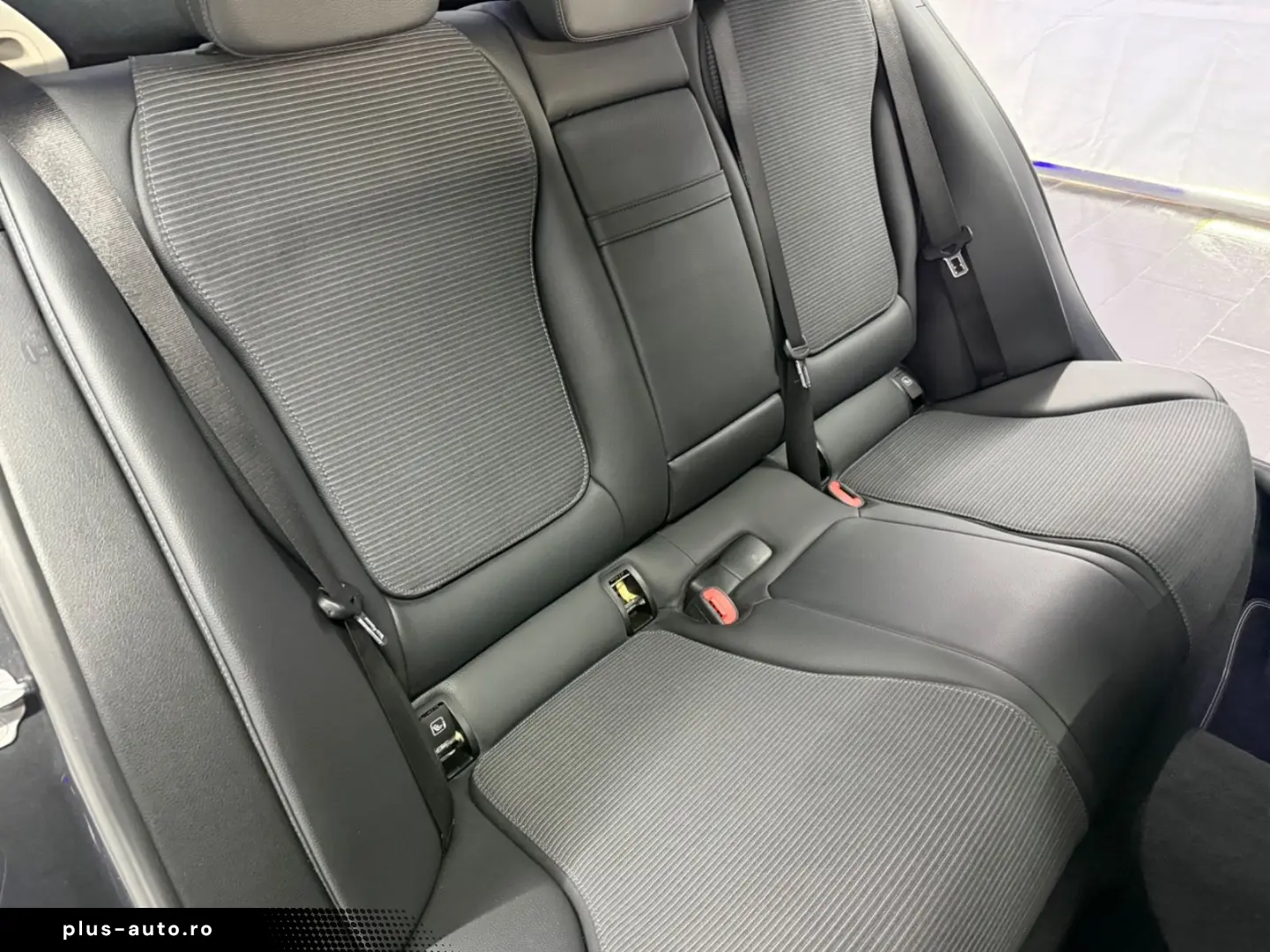 MERCEDES-BENZ C 300 4-Matic NIGHT PANO  BURMSTER LED
