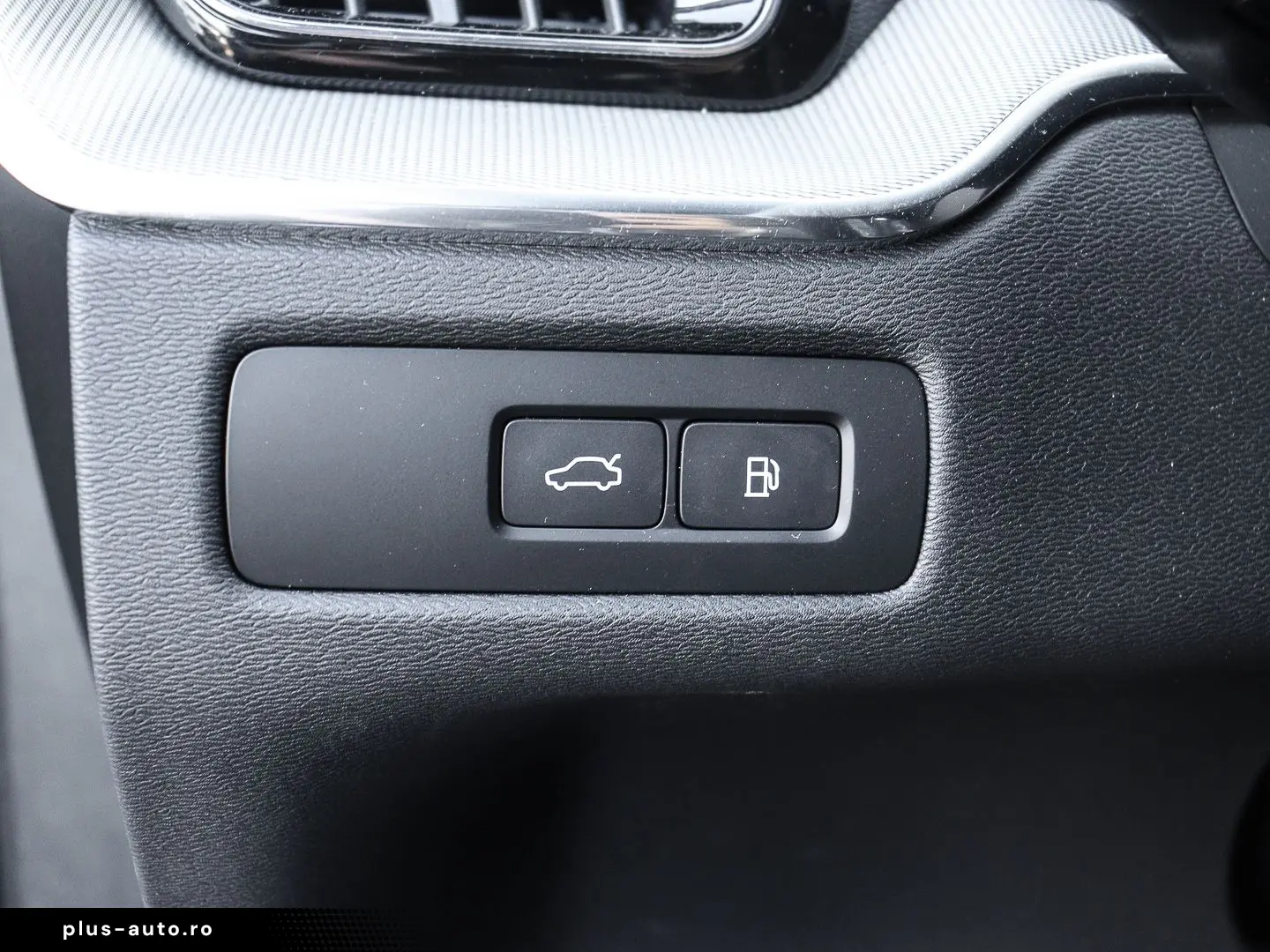 VOLVO XC60 Plus Dark Recharge Plug-In Hybrid AWD T8 Tw