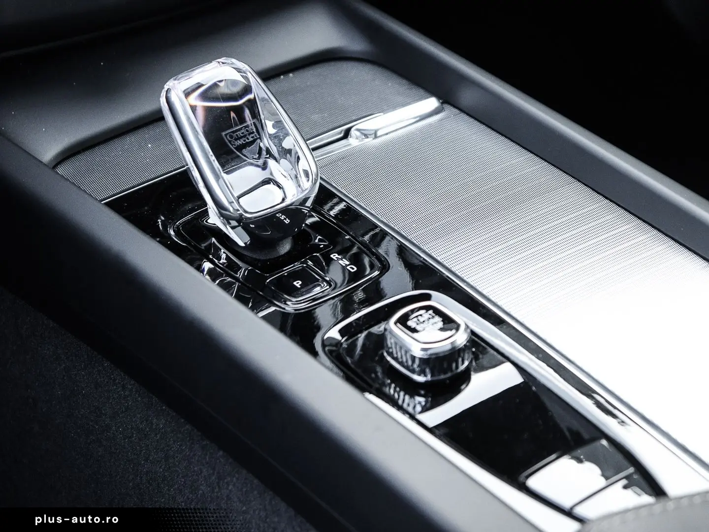 VOLVO XC60 Plus Dark Recharge Plug-In Hybrid AWD T8 Tw