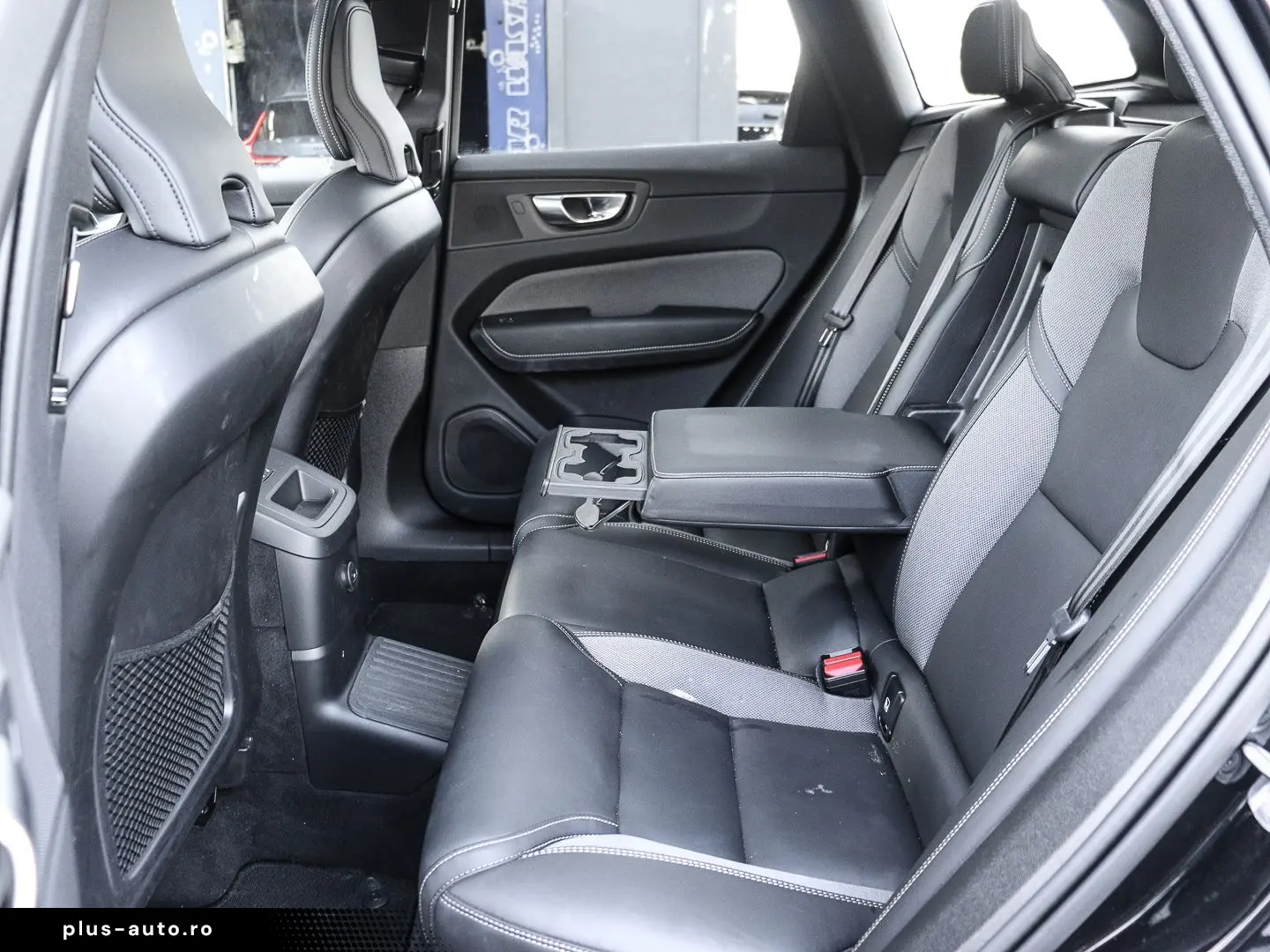 VOLVO XC60 Plus Dark Recharge Plug-In Hybrid AWD T8 Tw