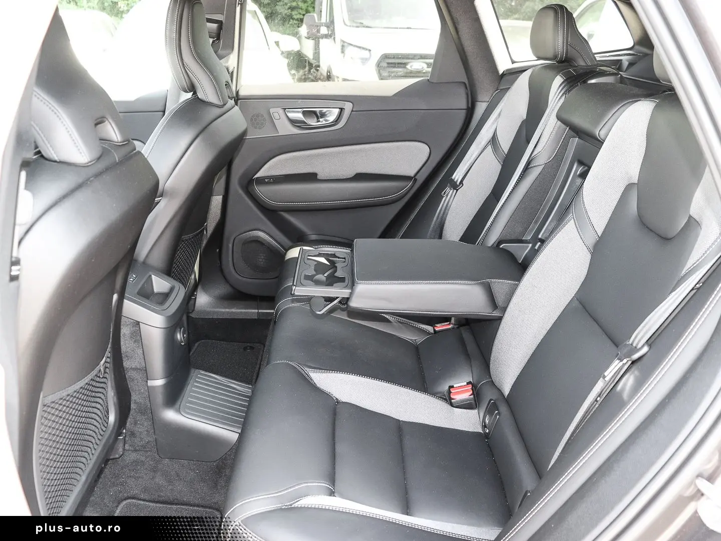 VOLVO XC60 Plus Dark Recharge Plug-In Hybrid AWD T8 Tw