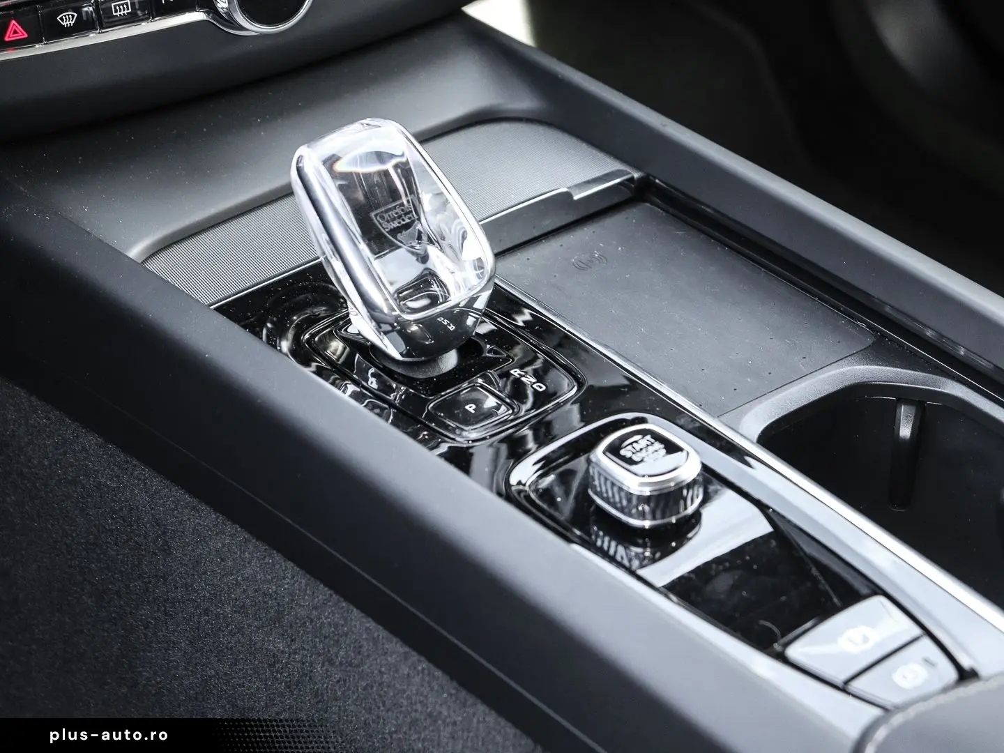 VOLVO XC60 Plus Dark Recharge Plug-In Hybrid AWD T8 Tw