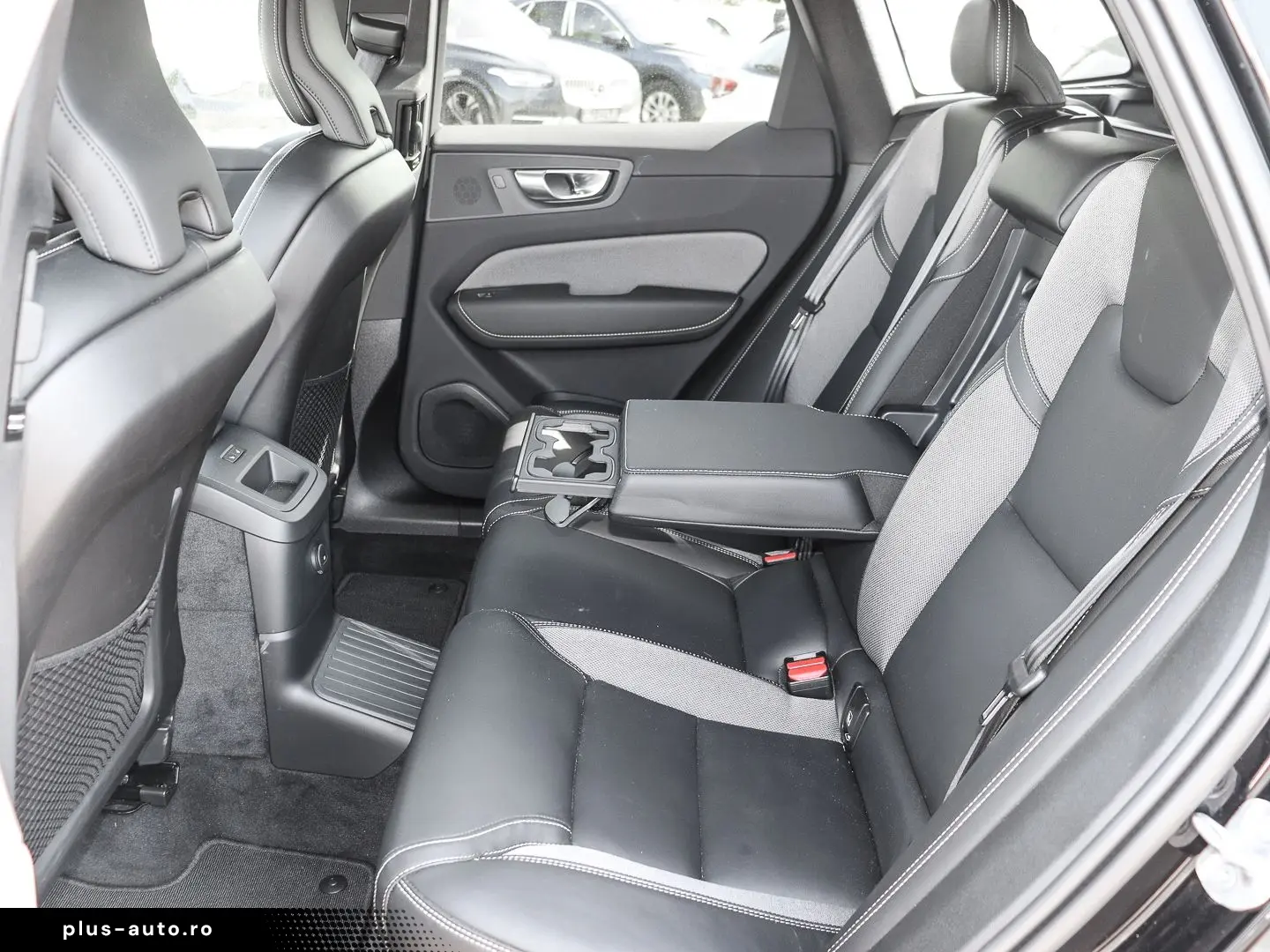 VOLVO XC60 Plus Dark Recharge Plug-In Hybrid AWD T8 Tw