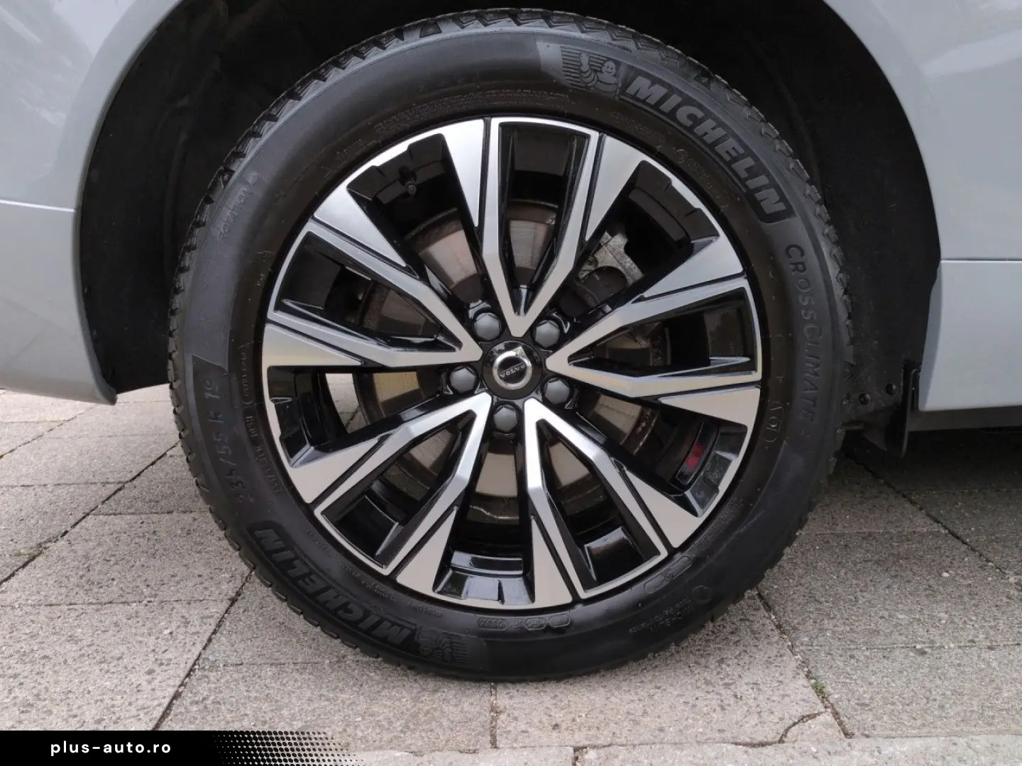 VOLVO XC60 B4 (Benzin) Plus Dark 2WD - ACC 360