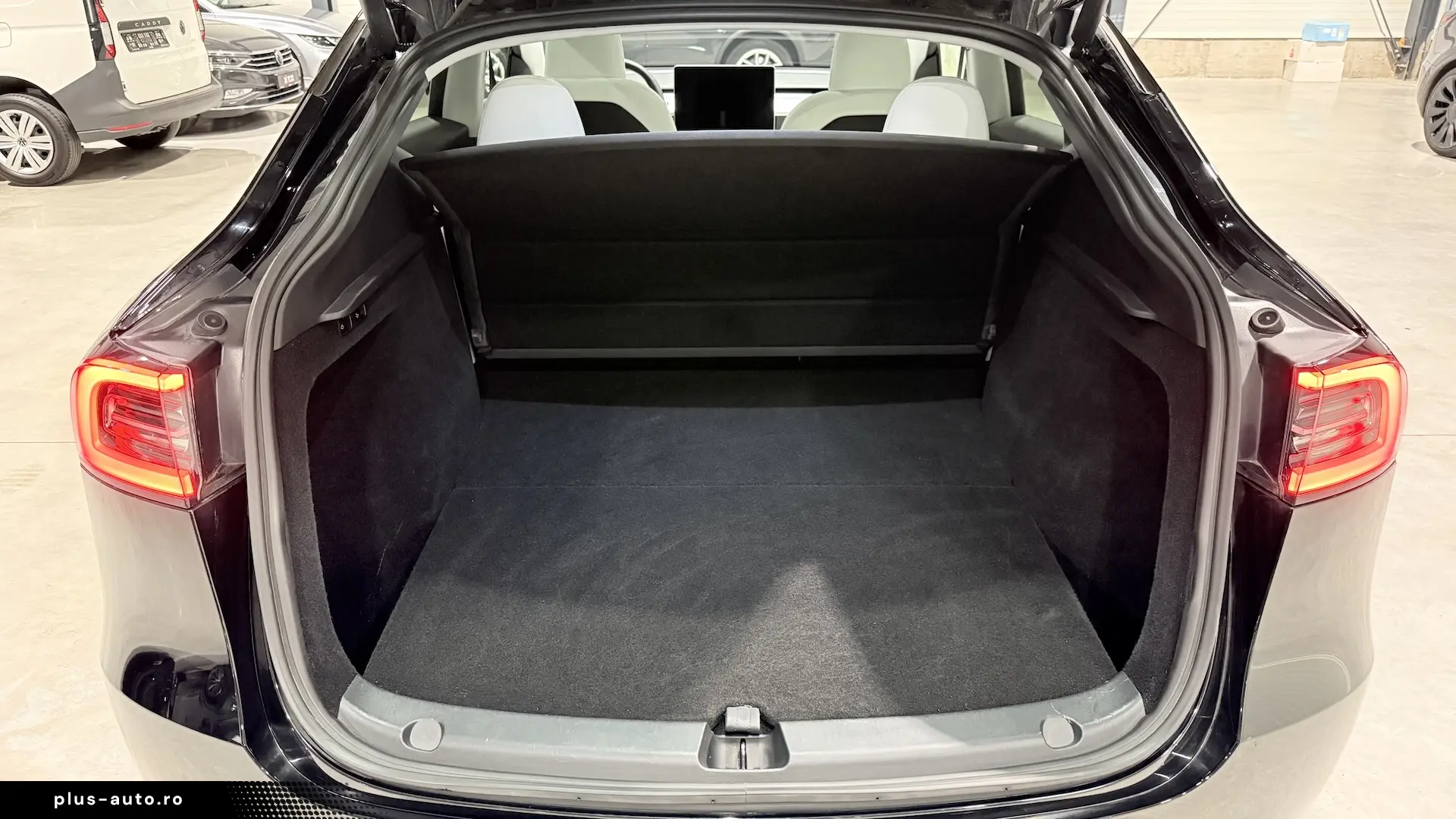 Tesla Model Y Performance Dual Motor Interior Alb