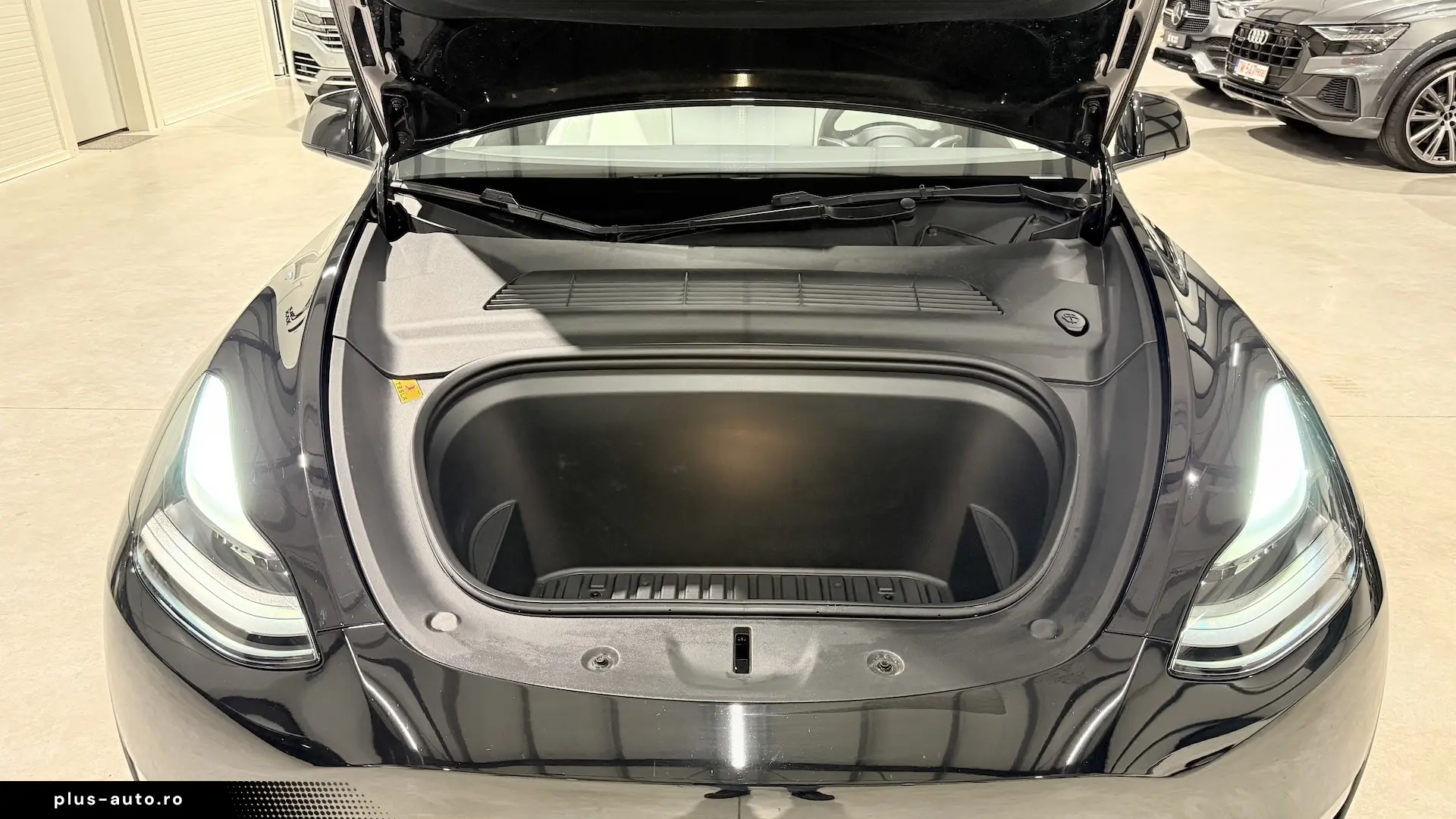 Tesla Model Y Performance Dual Motor Interior Alb
