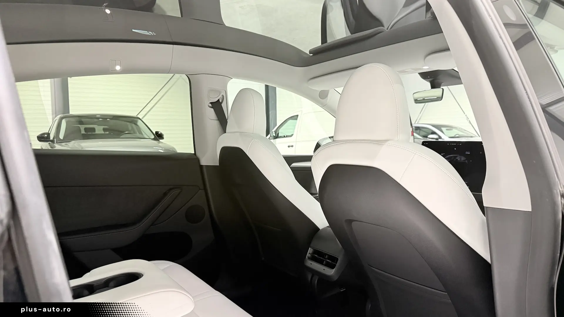 Tesla Model Y Performance Dual Motor Interior Alb