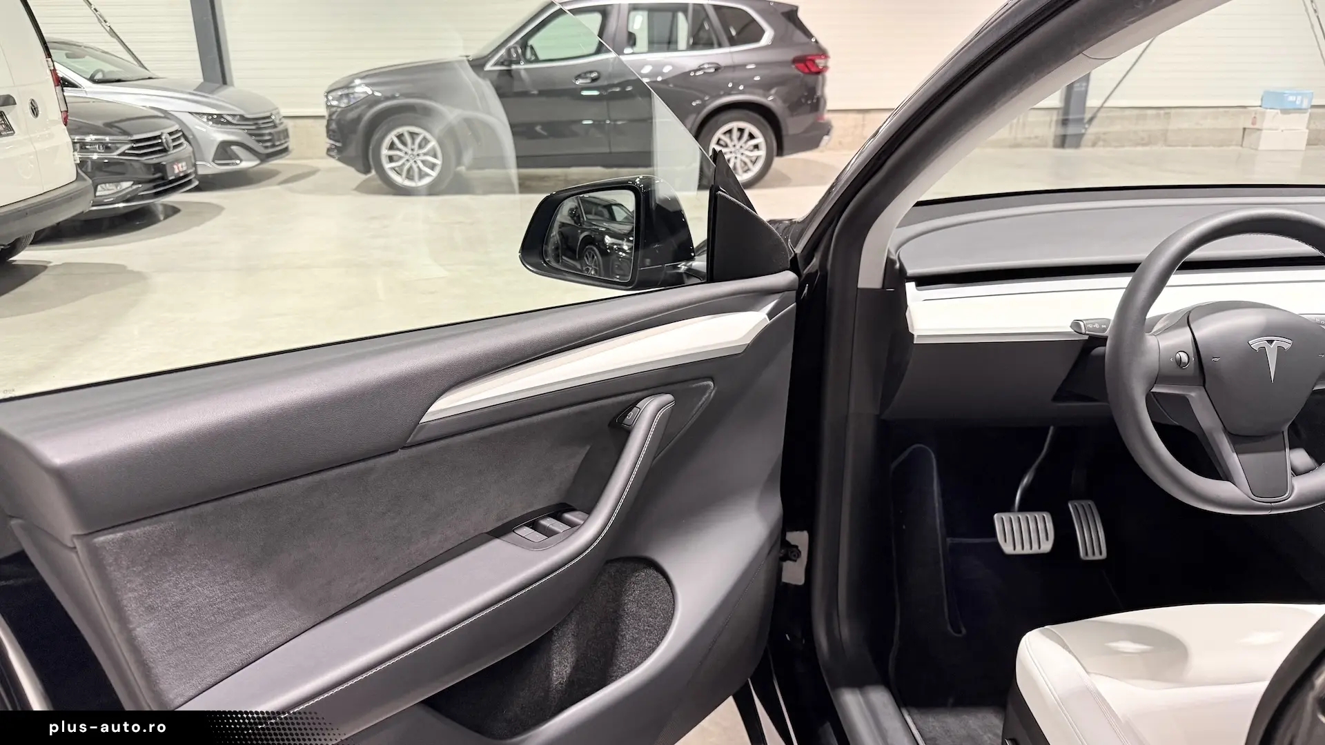 Tesla Model Y Performance Dual Motor Interior Alb
