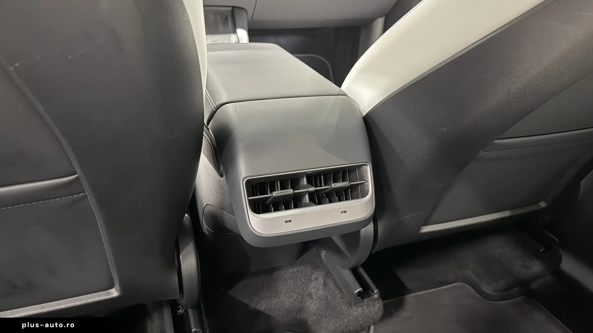 Tesla Model Y Performance Dual Motor Interior Alb