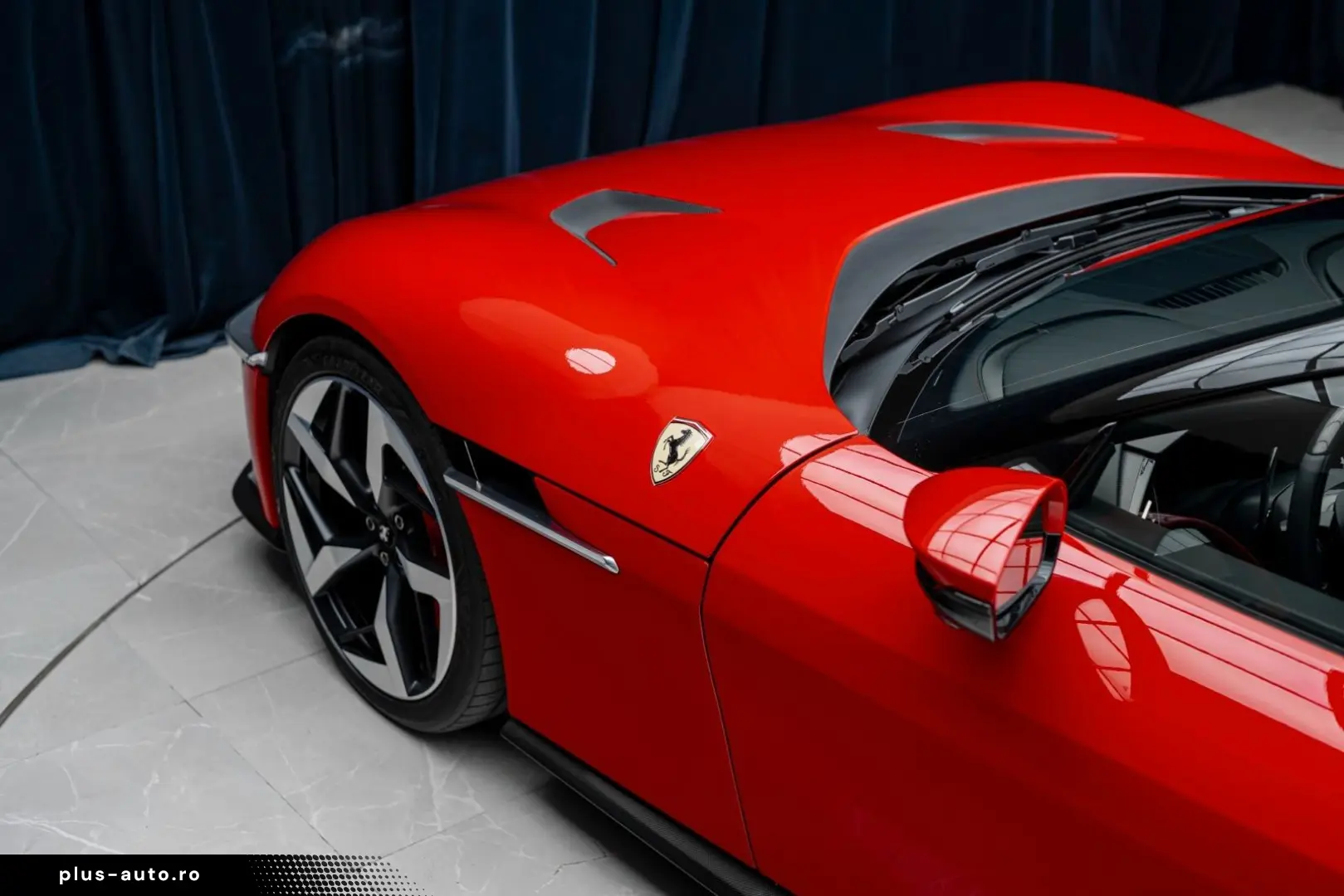 FERRARI Coupe 6.5 V12 CARBON LIFT PASSENGER DISPLAY