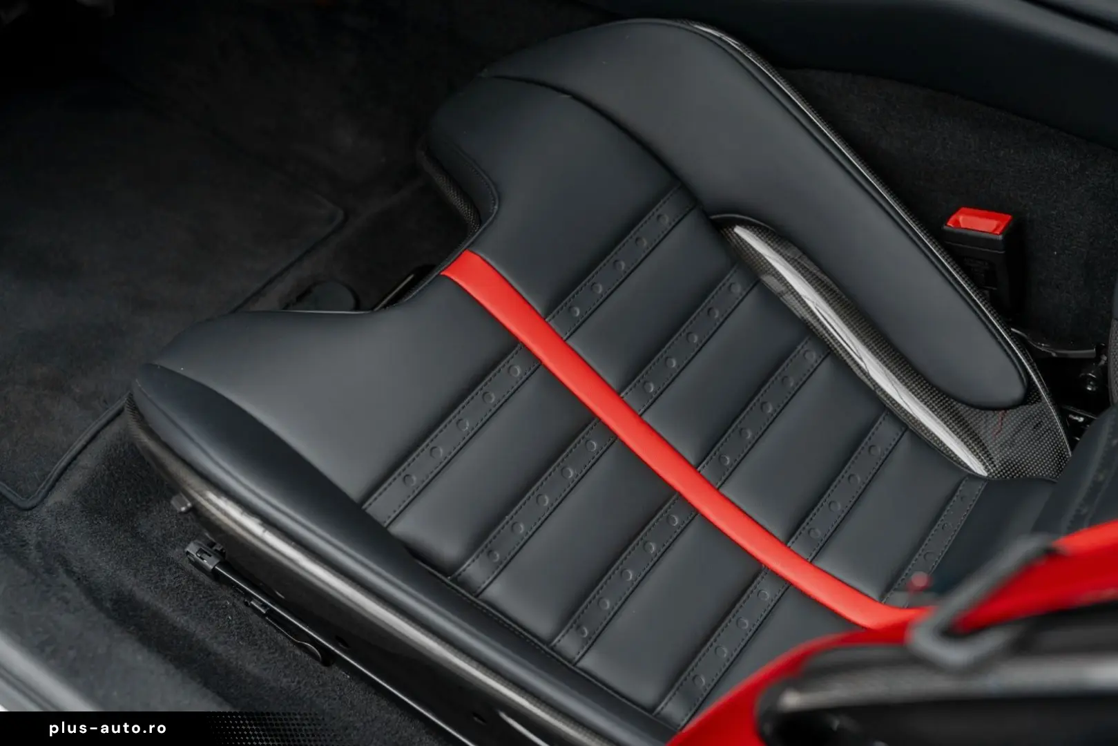 FERRARI Coupe 6.5 V12 CARBON LIFT PASSENGER DISPLAY