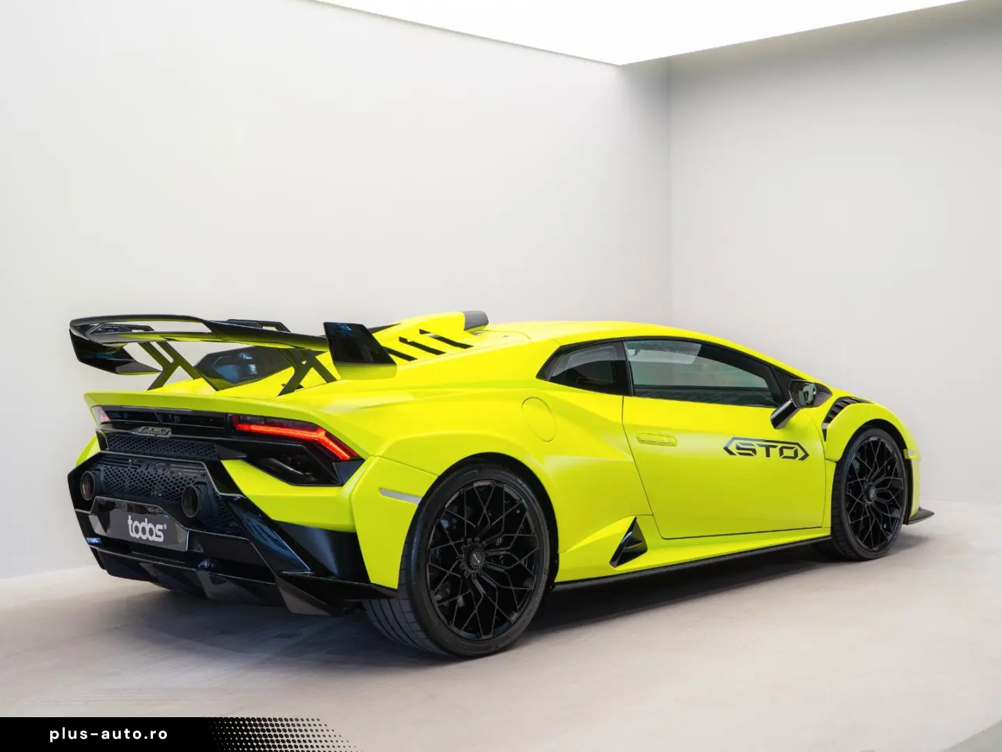 LAMBORGHINI Huracán STO   Verde Shock   Carbon   Lift
