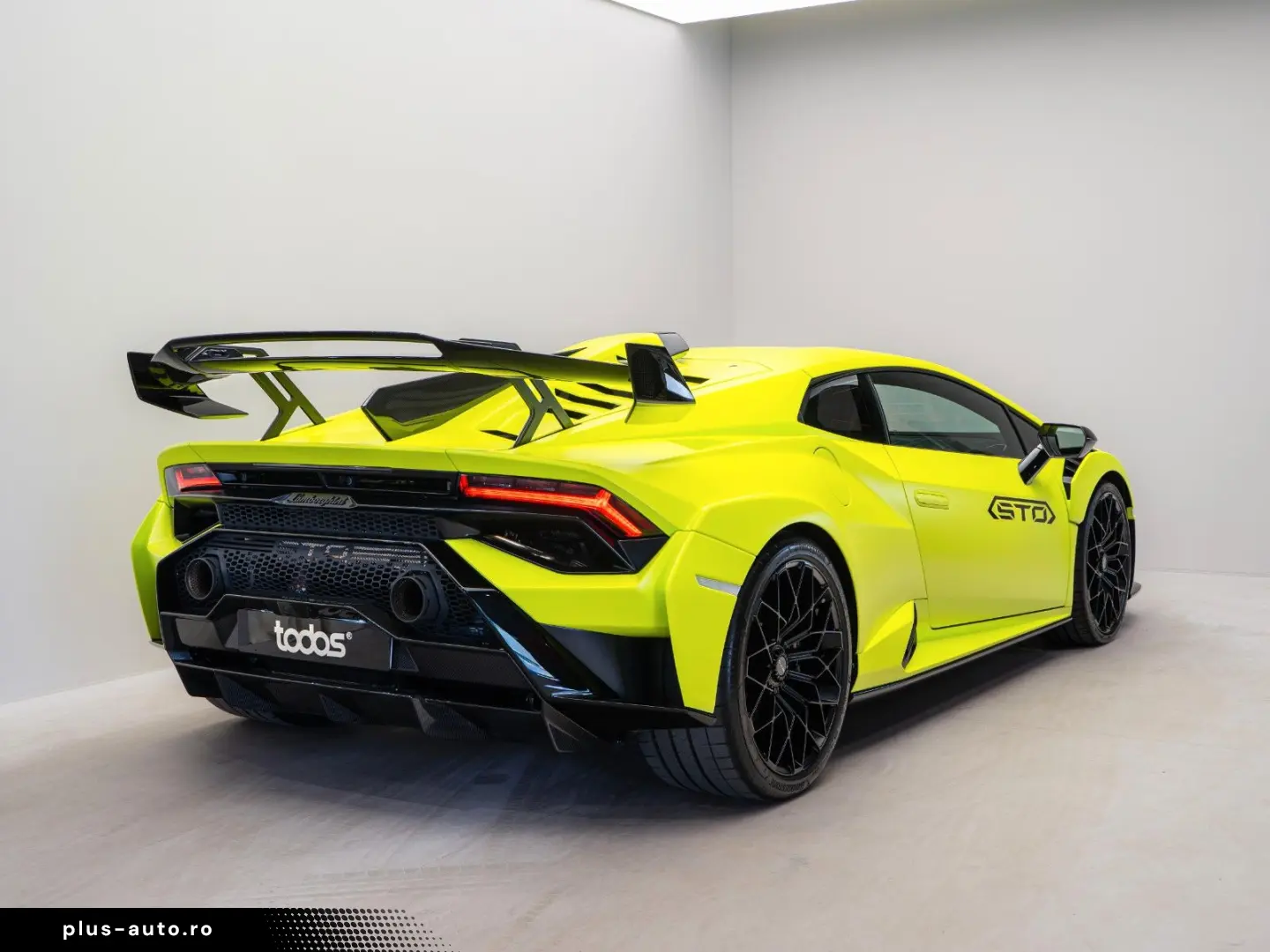 LAMBORGHINI Huracán STO   Verde Shock   Carbon   Lift