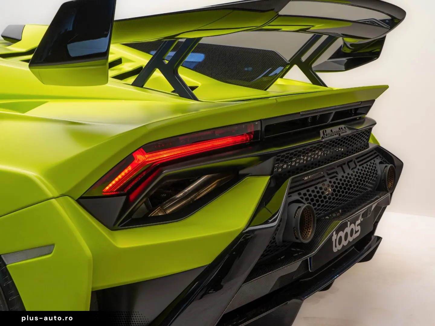 LAMBORGHINI Huracán STO   Verde Shock   Carbon   Lift