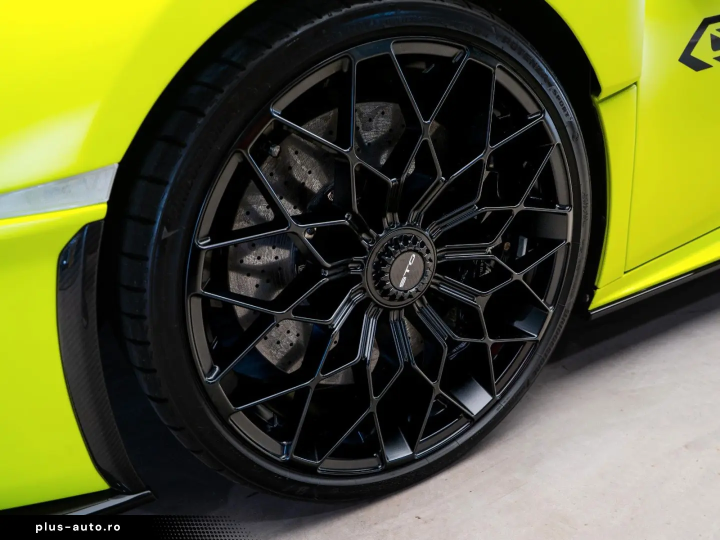 LAMBORGHINI Huracán STO   Verde Shock   Carbon   Lift