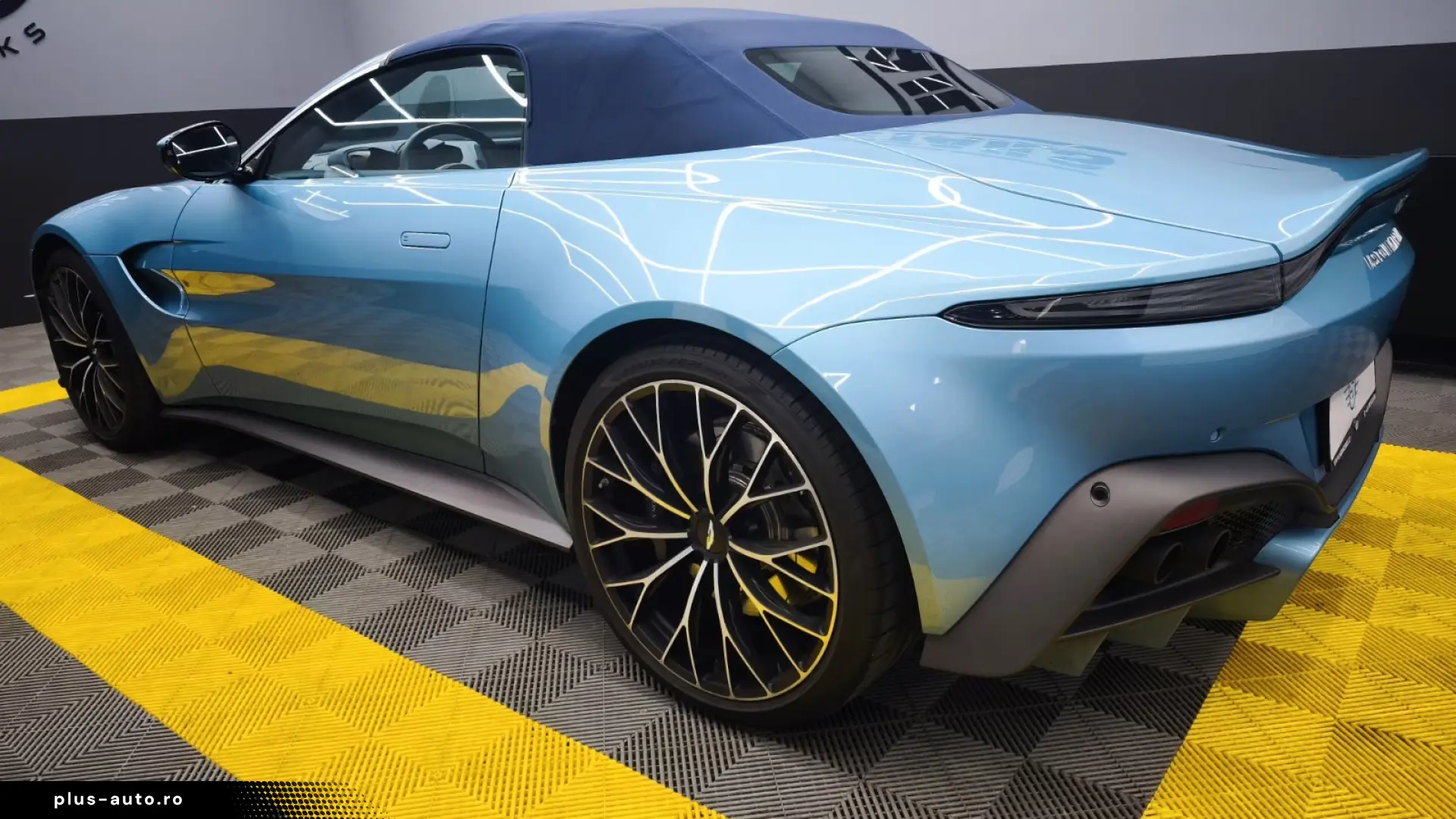 ASTON MARTIN VANTAGE ROADSTER   360  • MEMORY • LED