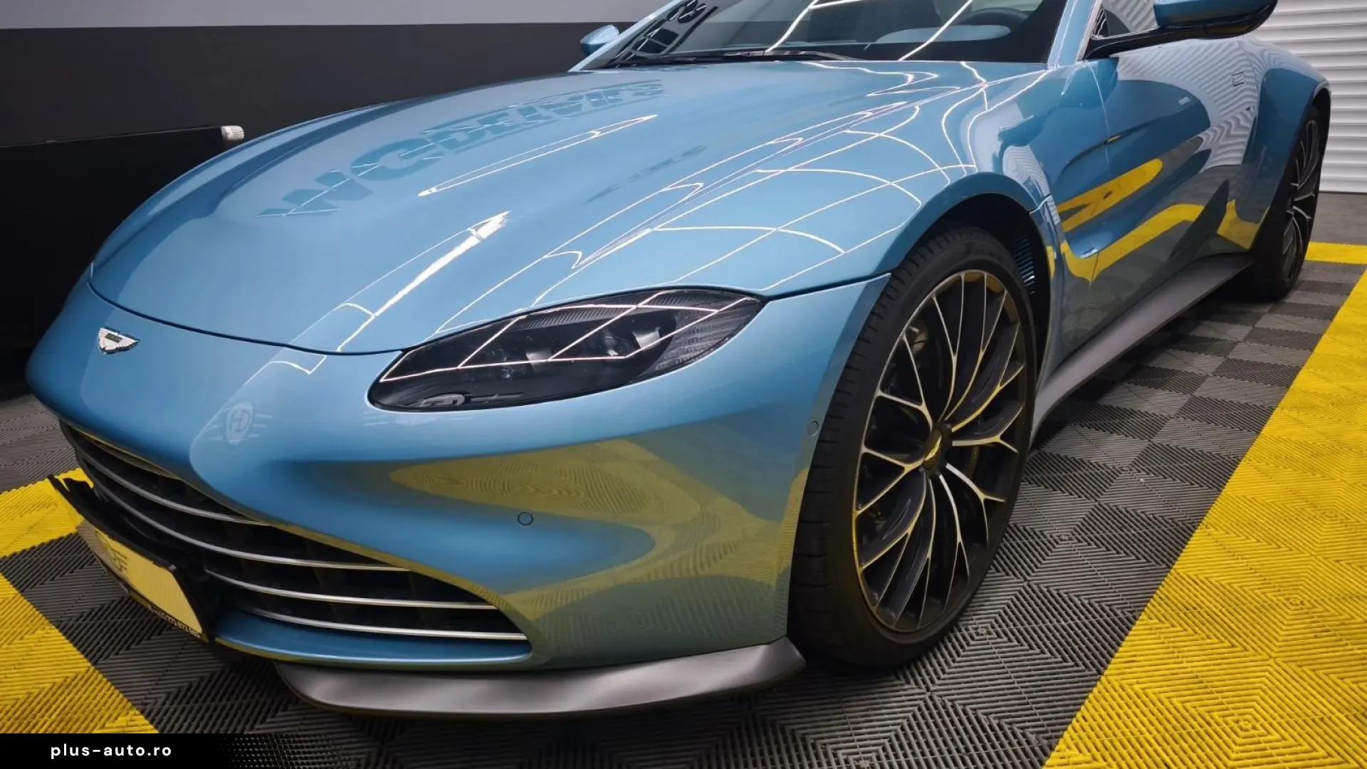 ASTON MARTIN VANTAGE ROADSTER   360  • MEMORY • LED