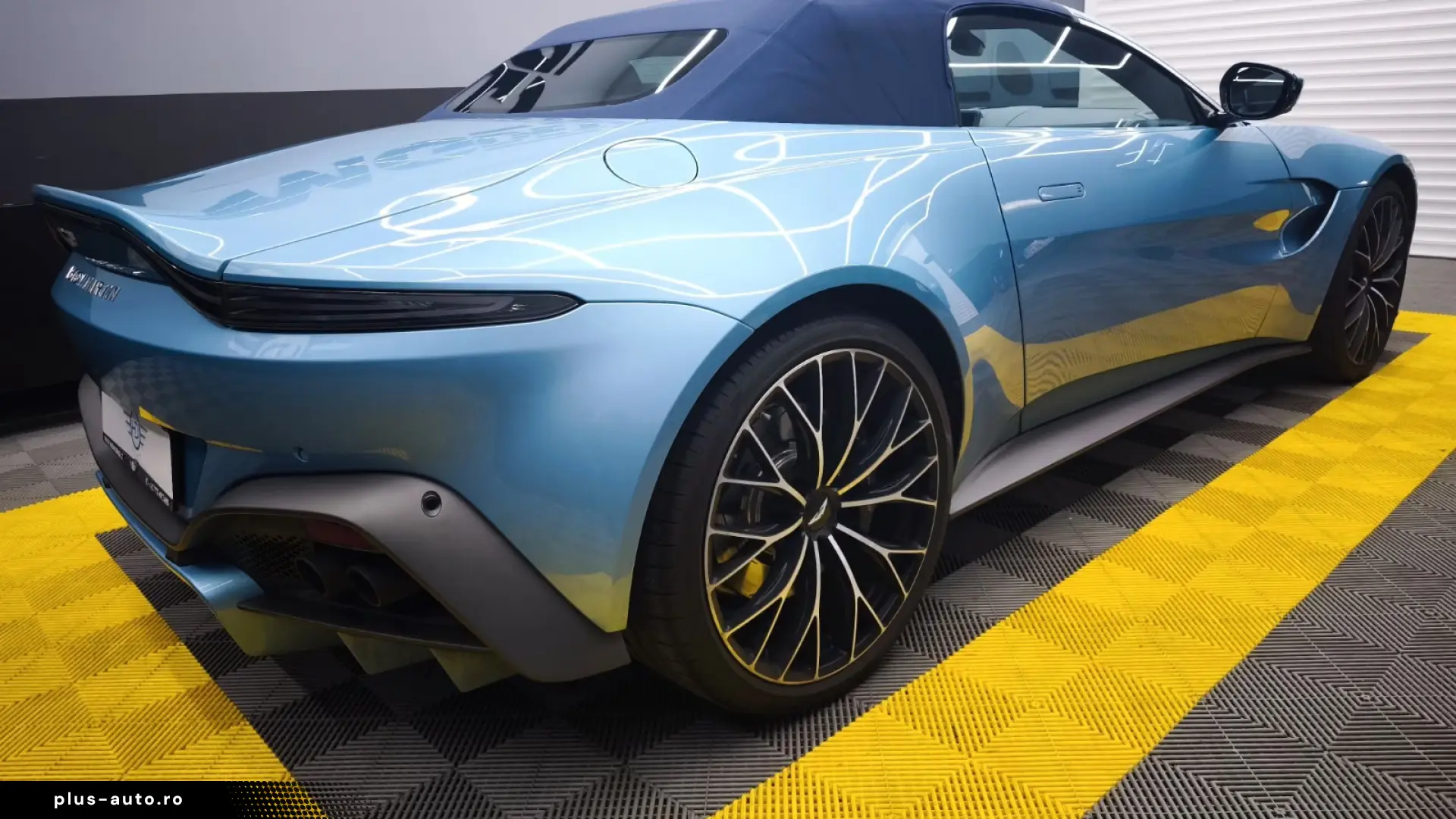 ASTON MARTIN VANTAGE ROADSTER   360  • MEMORY • LED