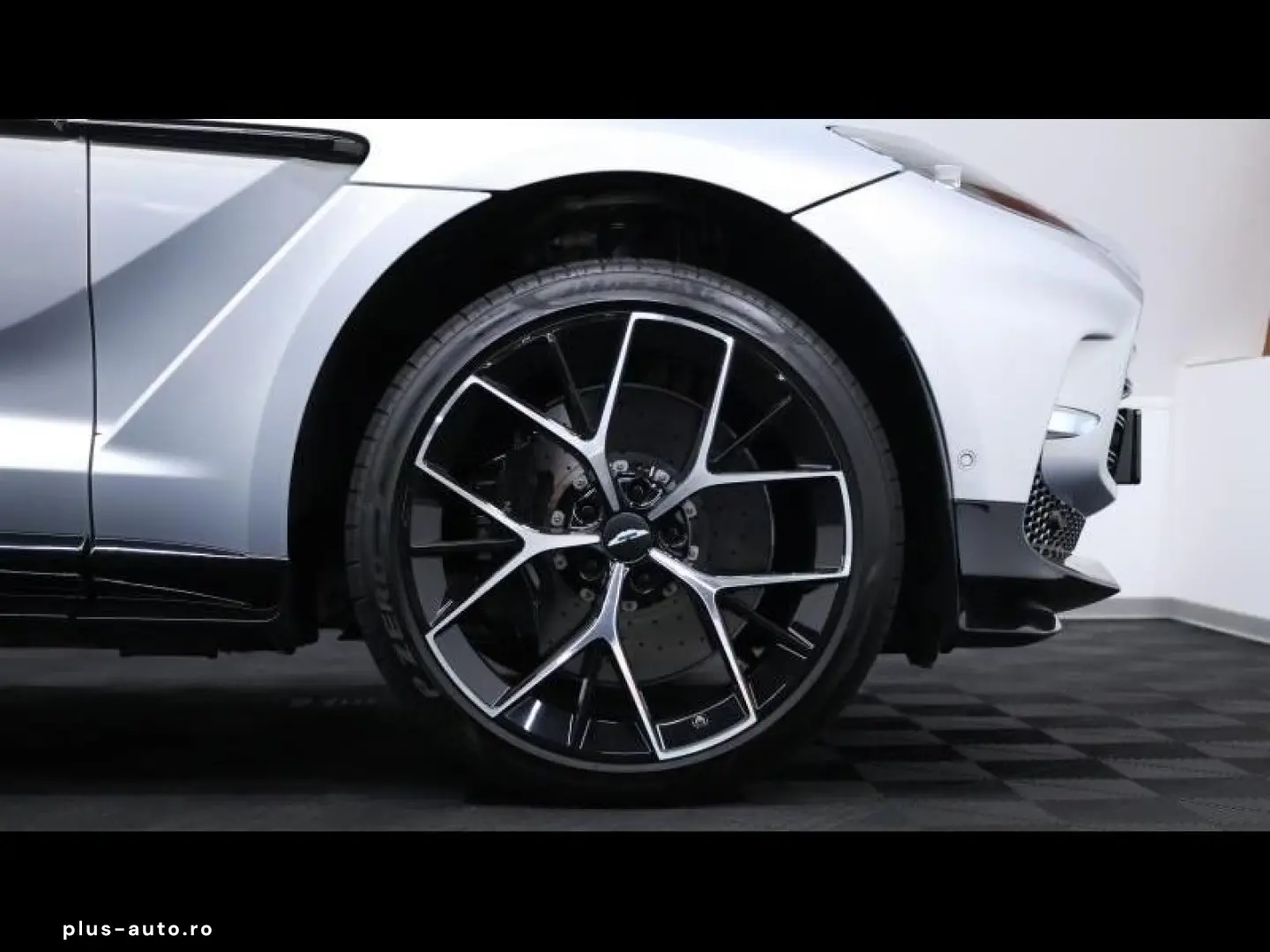 ASTON MARTIN DBX 707 V8  Lightning Silver