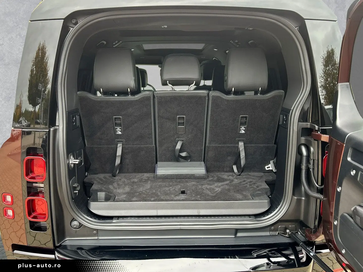 Land Rover Defender 2024 diesel, 89.133 € — imagine 10